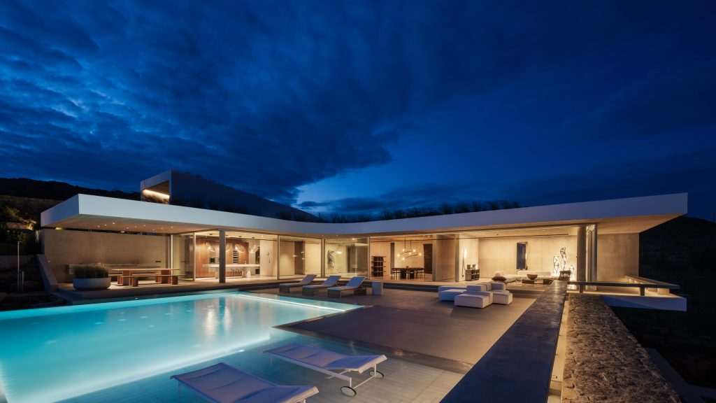 A seleção dos sistemas HYLINE foi estratégica. Segundo os arquitetos, a elegância minimalista dos perfis aliou-se perfeitamente ao conceito do projeto.
“A HYLINE trouxe sofisticação e precisão técnica, com soluções personalizadas que respeitaram o desenho arquitetónico e reforçaram a harmonia entre interior e exterior.”
Os caixilhos de alumínio com isolamento térmico e painéis de vidro de alto desempenho contribuíram decisivamente para o conforto visual e energético do edifício, sem comprometer a transparência das vistas nem a estética refinada que caracteriza a residência.