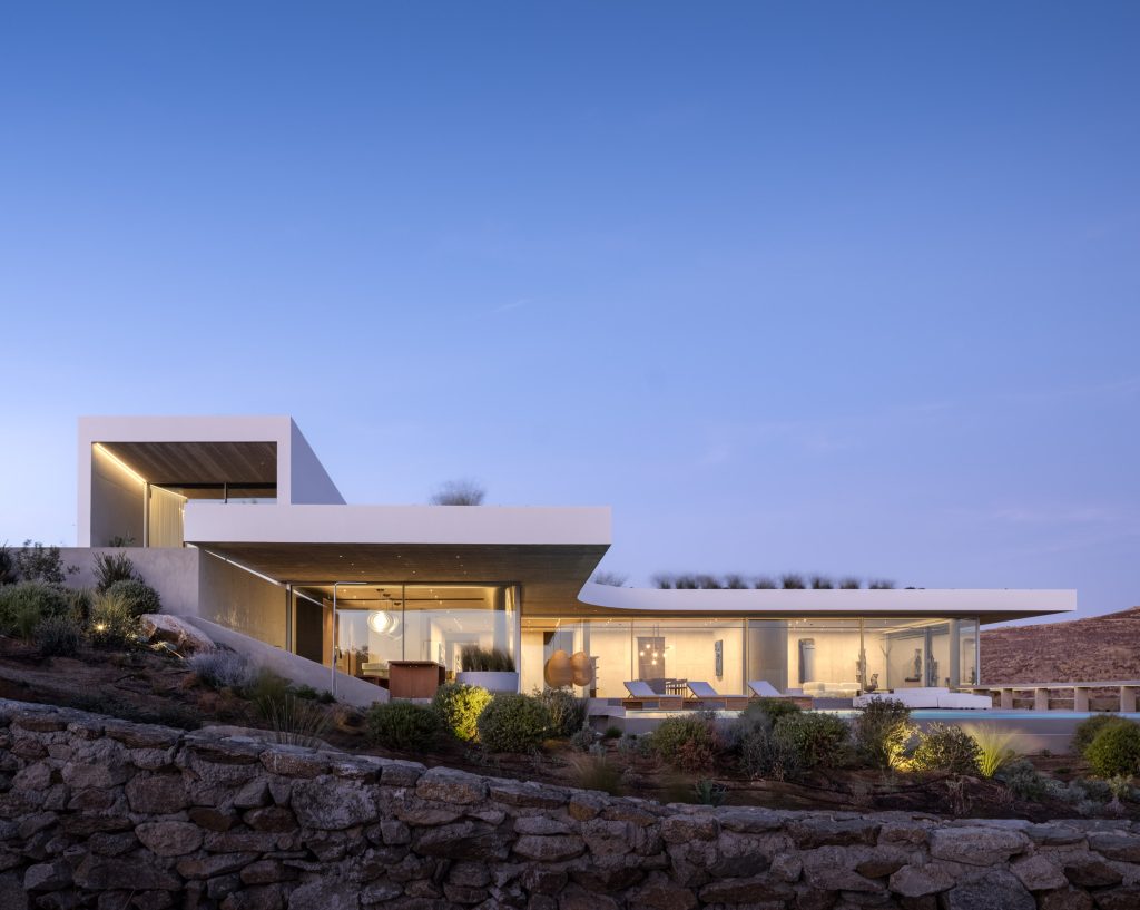 Integrar uma residência contemporânea numa paisagem protegida e visualmente marcante exigiu uma abordagem arquitetónica consciente e sensível. O desafio maior foi conciliar inovação, sustentabilidade e identidade local, mantendo a fluidez visual entre construção e território.