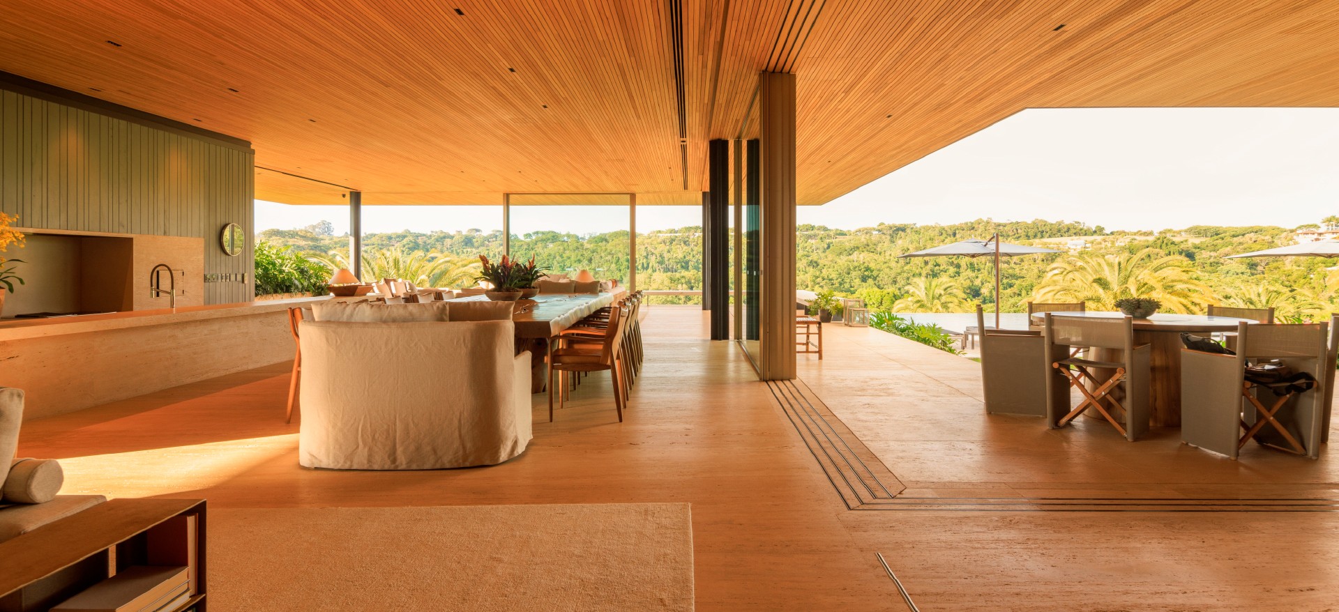 HYLINE Interior de casa moderna com janelas minimalistas de perfil fino e caixilharia oculta, ilustrando a tendência do Minimalismo Acolhedor e a integração biofílica de 2026.