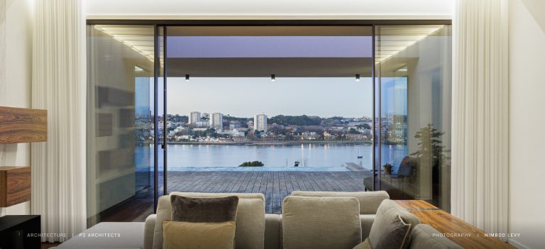 janela aberta em moradia de luxo, demonstrando a transição perfeita do desenho para a realidade com sistemas HYLINE.